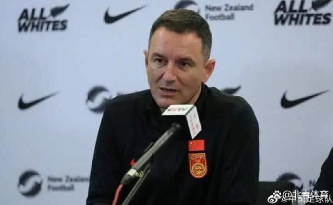 因为接近何美珍的人总会受伤甚至发生意外而死亡，何美珍被称为魔女并因此被霸凌，同学李晓东却不相信这些意外事件与何美珍有直接关联，他甚至为此专门撰写调查报告为她正名，但却无济于事